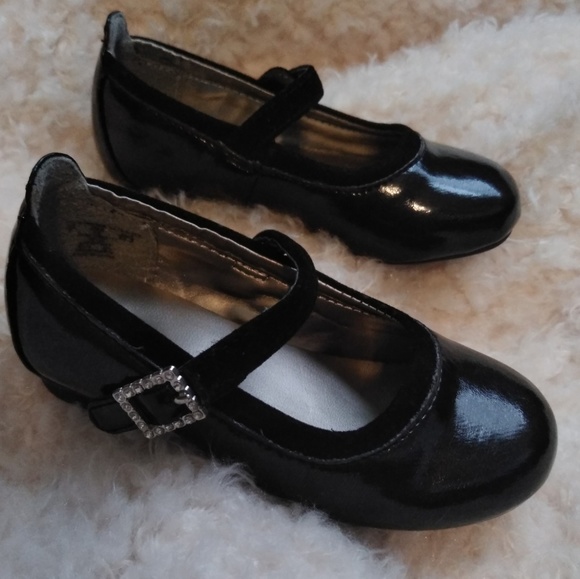 the kids source Other - Baby girls size 7 velcro  Mary Jane dress flats